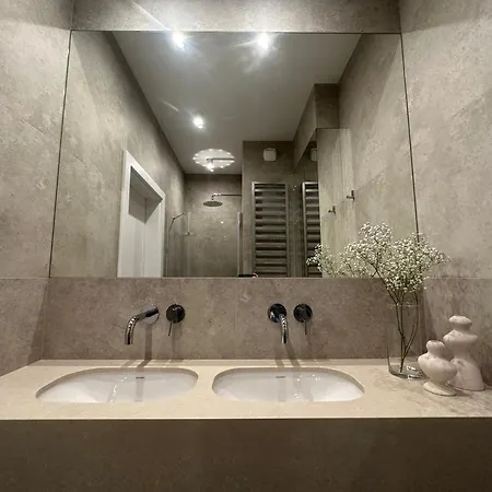 Luxurious And Modern In Center With Parking By Renters Prestige