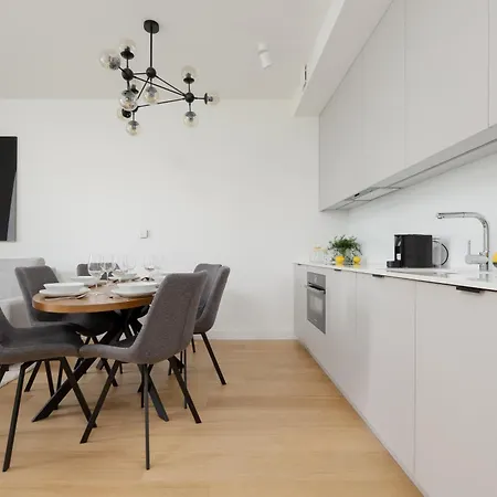 Luxurious And Modern In Center With Parking By Renters Prestige