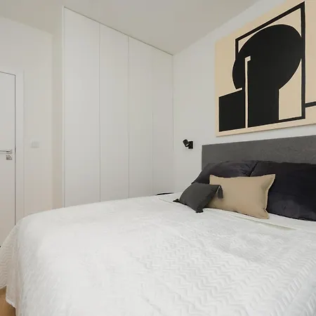 Apartament Luxurious And Modern In Center With Parking By Renters Prestige