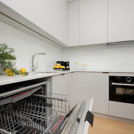 Luxurious And Modern In Center With Parking By Renters Prestige