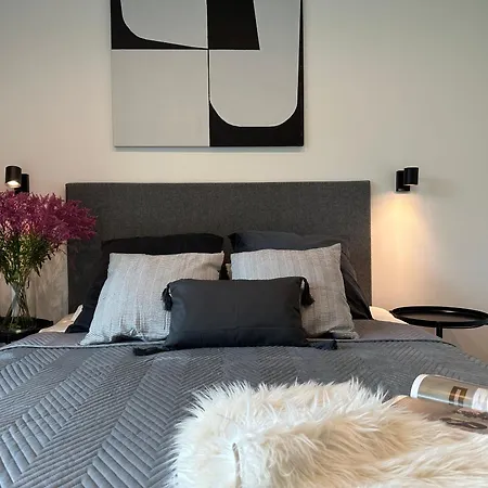 Lägenhet Luxurious And Modern In Center With Parking By Renters Prestige