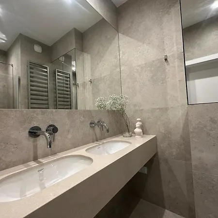 Luxurious And Modern In Center With Parking By Renters Prestige