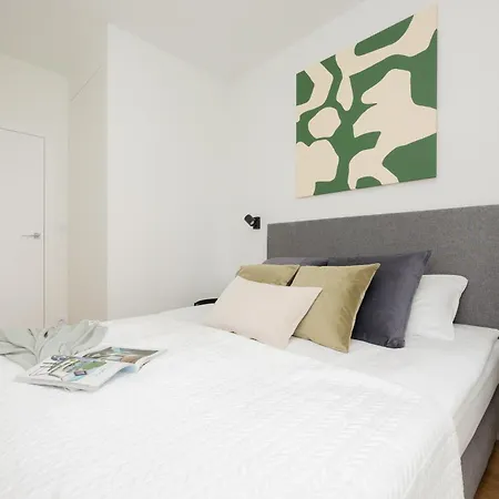 Luxurious And Modern In Center With Parking By Renters Prestige *